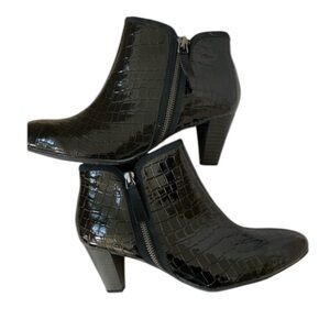 *NWT Rialto Black Pleather Zipup Ankle Boots/Booties SIZE 8 NWT*